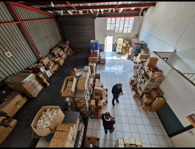 192M² WAREHOUSE TO LET IN JET PARK